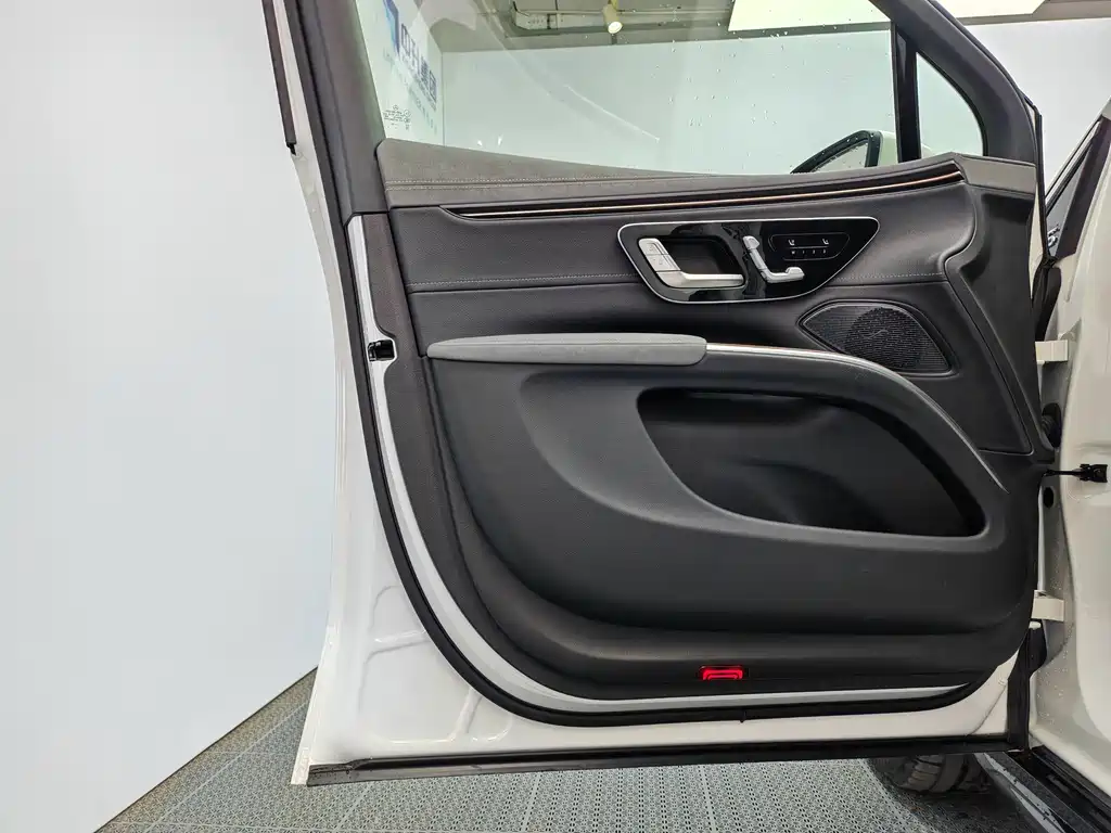 Mercedes-Benz EQS SUV 2025 — фото 13