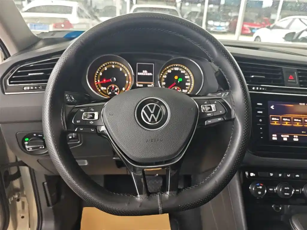 Volkswagen Tiguan L 2021 — фото 11