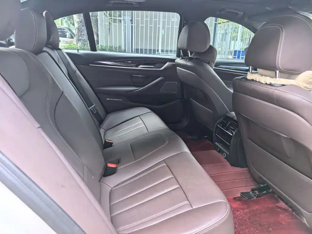 BMW 5 Series 2019 — фото 12