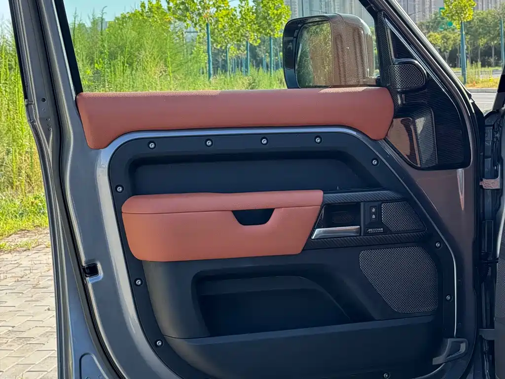 Land Rover Defender 2022 — фото 21