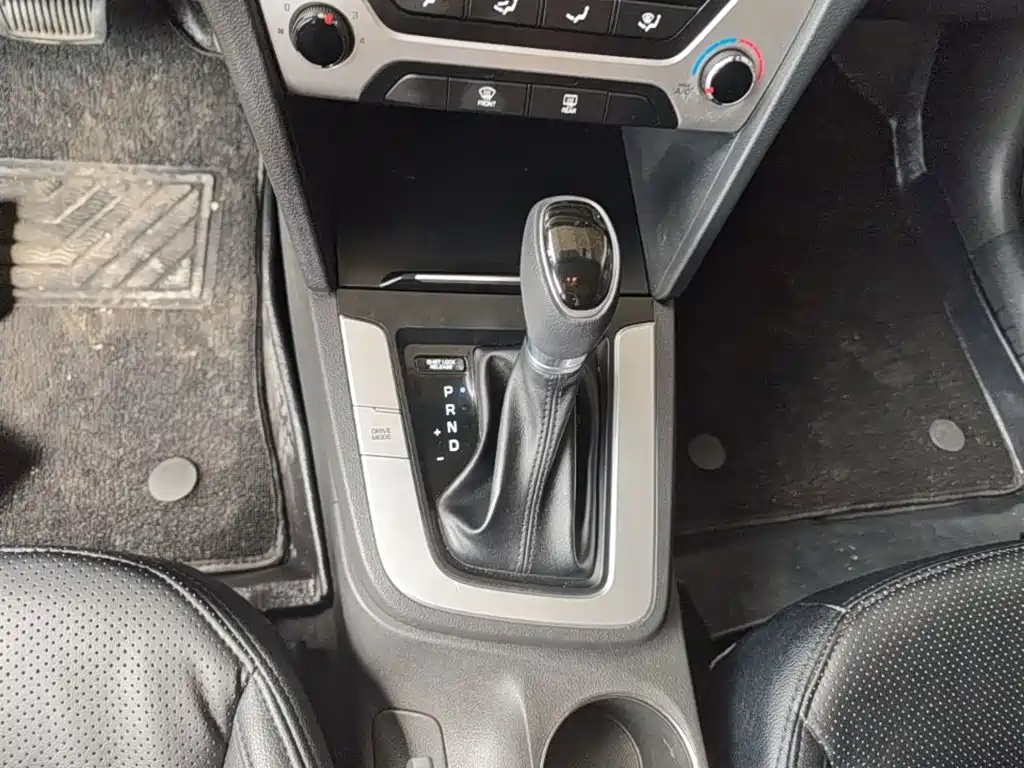 Hyundai Elantra 2017 — фото 14