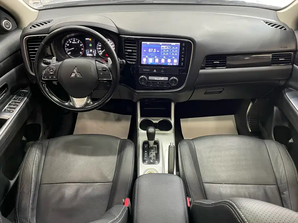 Mitsubishi Outlander 2016 — фото 13