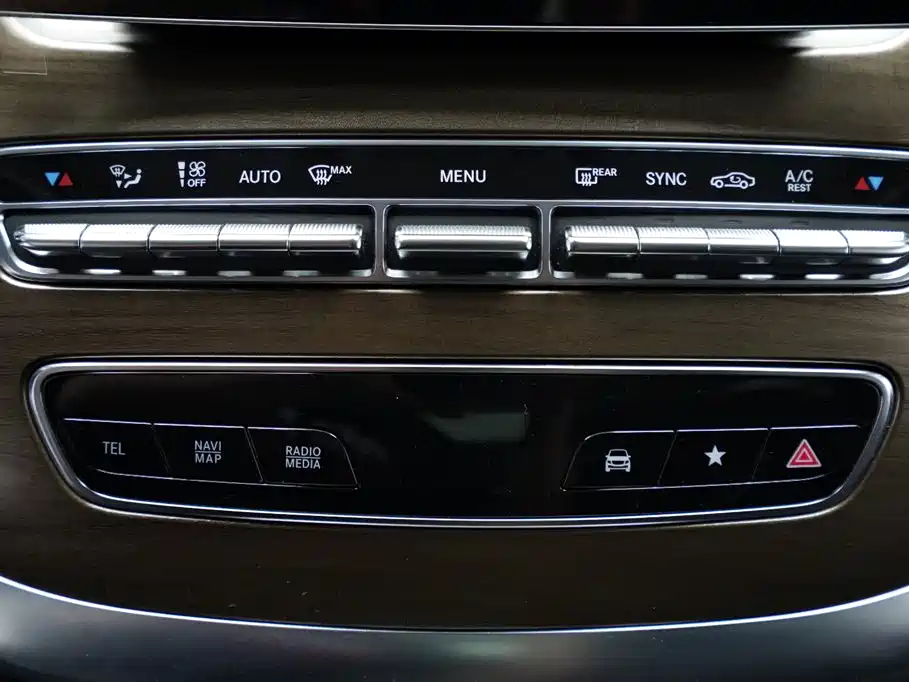 Mercedes-Benz V-Class 2023 — фото 11