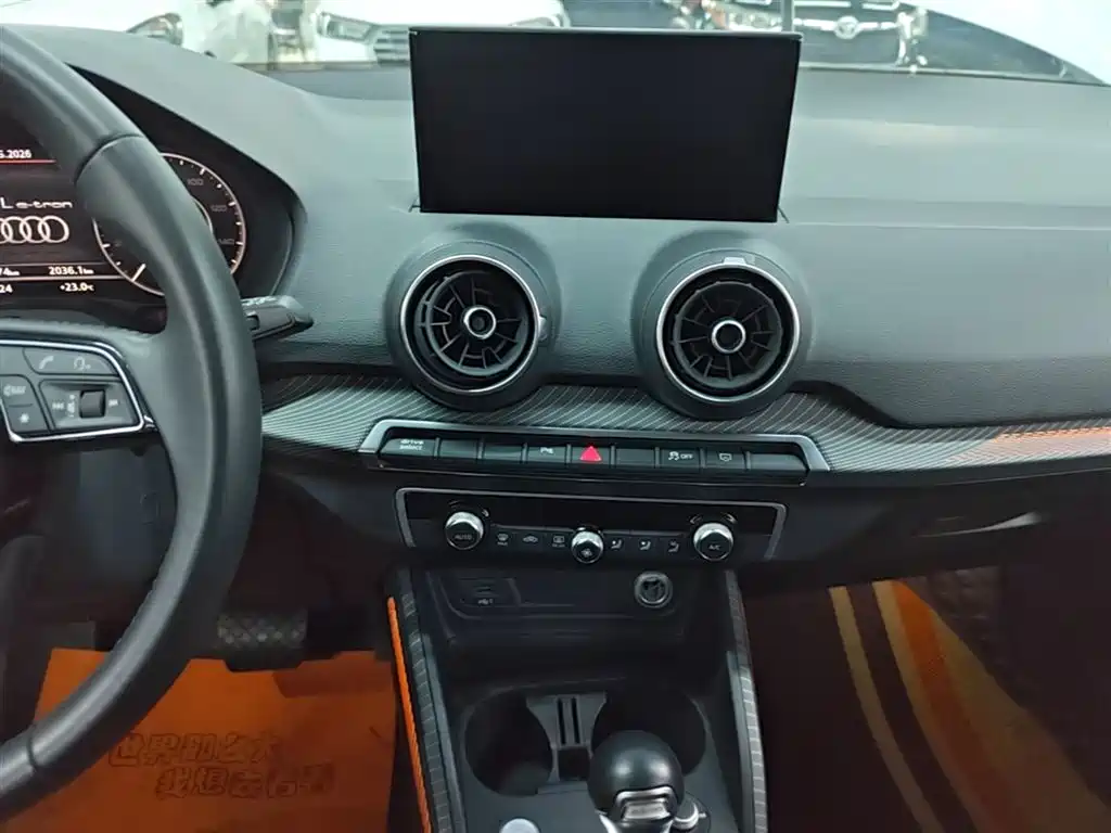 Audi Q2L e-tron 2020 — фото 13
