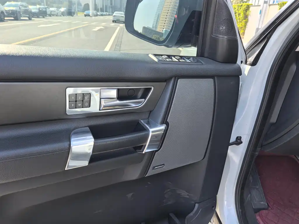 Land Rover Discovery 2015 — фото 15