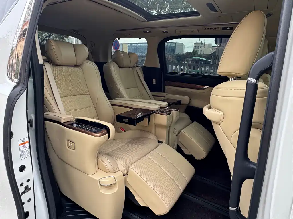 Toyota Alphard 2017 — фото 9
