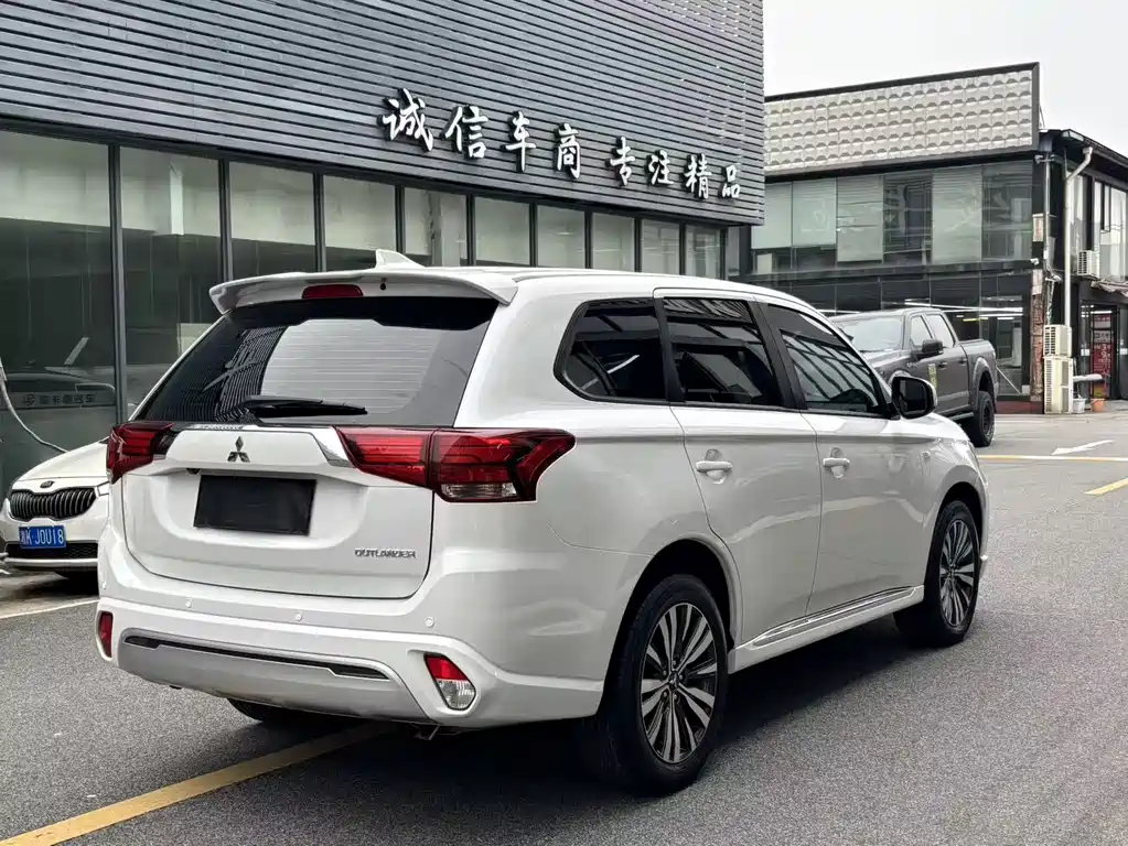 Mitsubishi Outlander 2022 — фото 9