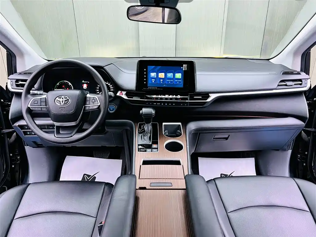 Toyota Sienna 2023 — фото 9