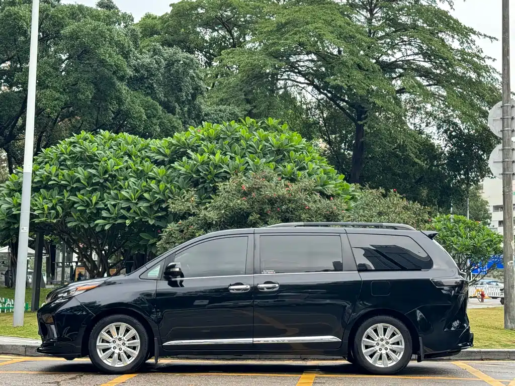 Toyota Sienna 2017 — фото 4