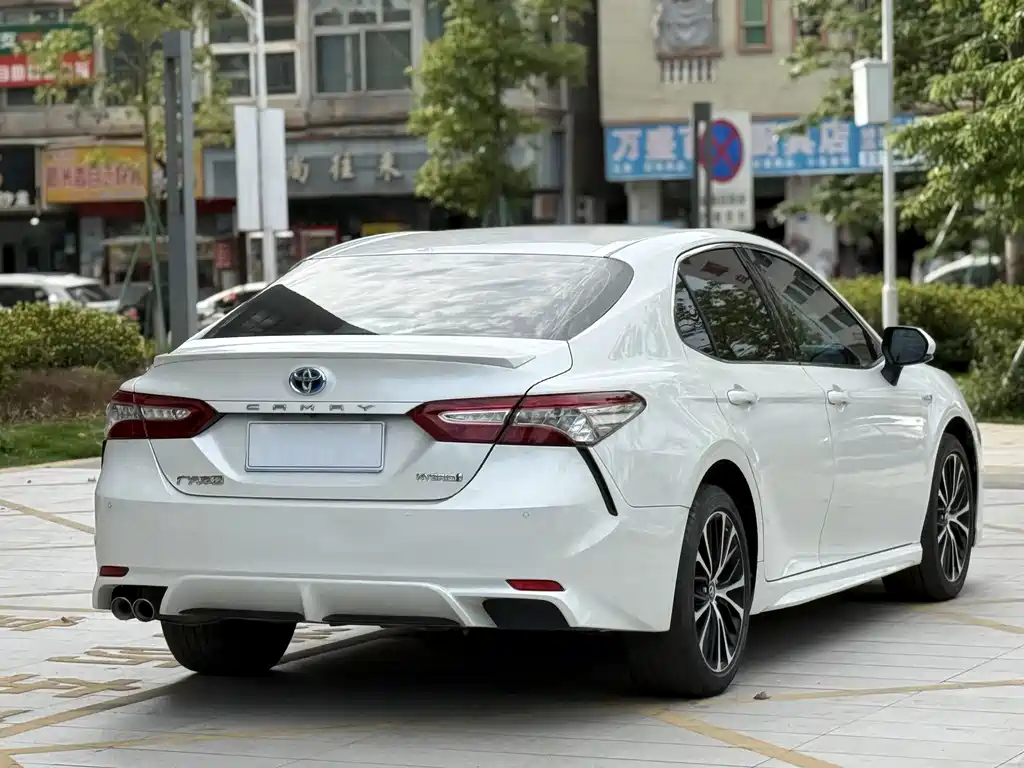 Toyota Camry 2019 — фото 11