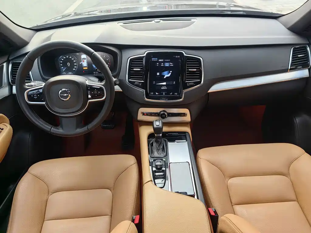 Volvo XC90 2018 — фото 22