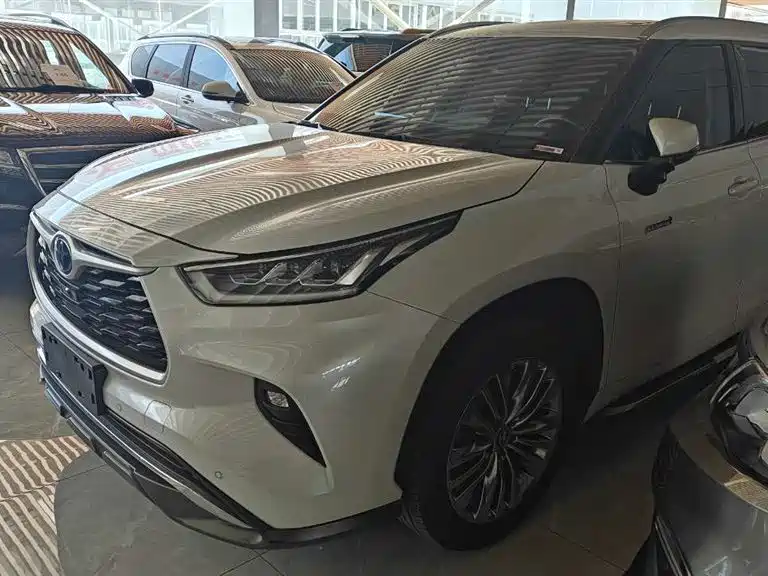 Toyota Highlander 2022 — фото 1