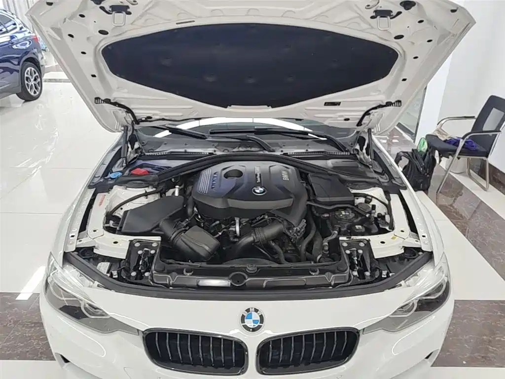BMW 3 Series 2018 — фото 20