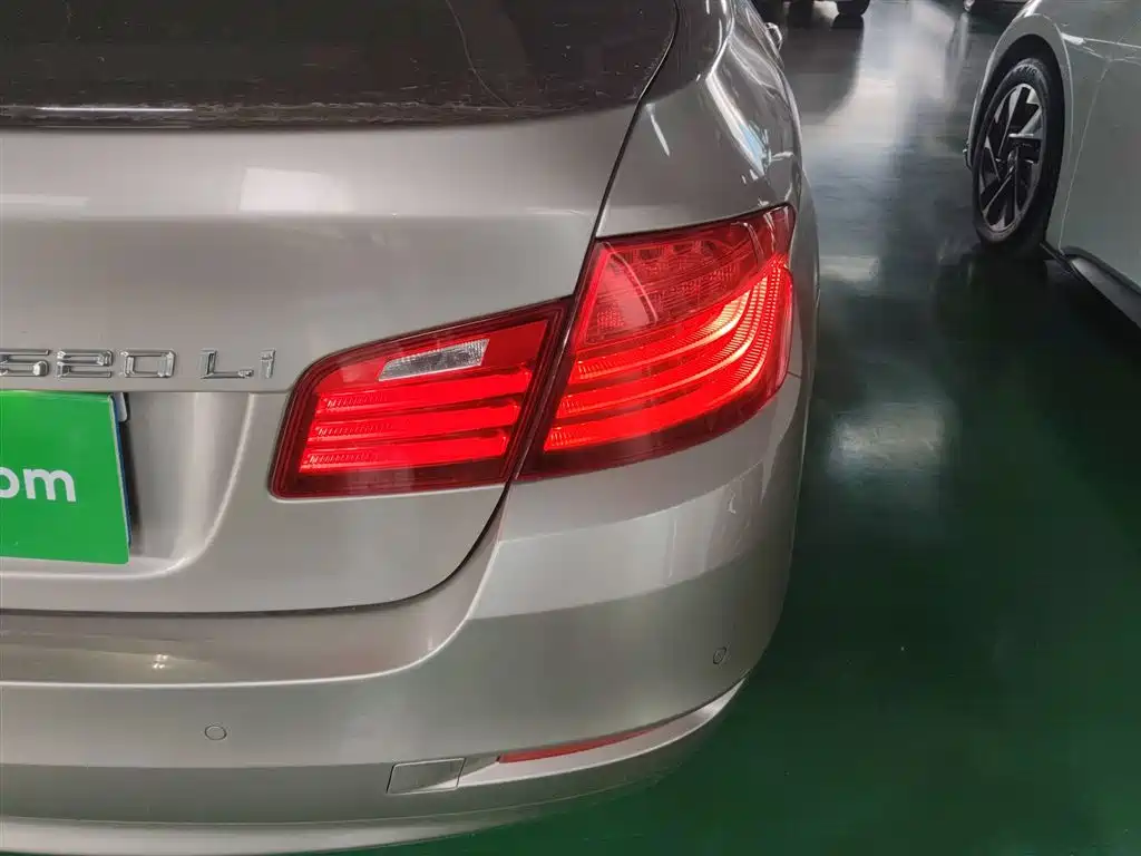 BMW 5 Series 2017 — фото 24
