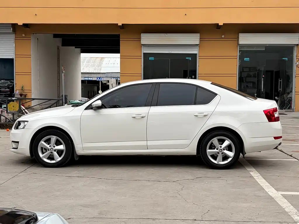 Skoda Octavia 2015 — фото 16