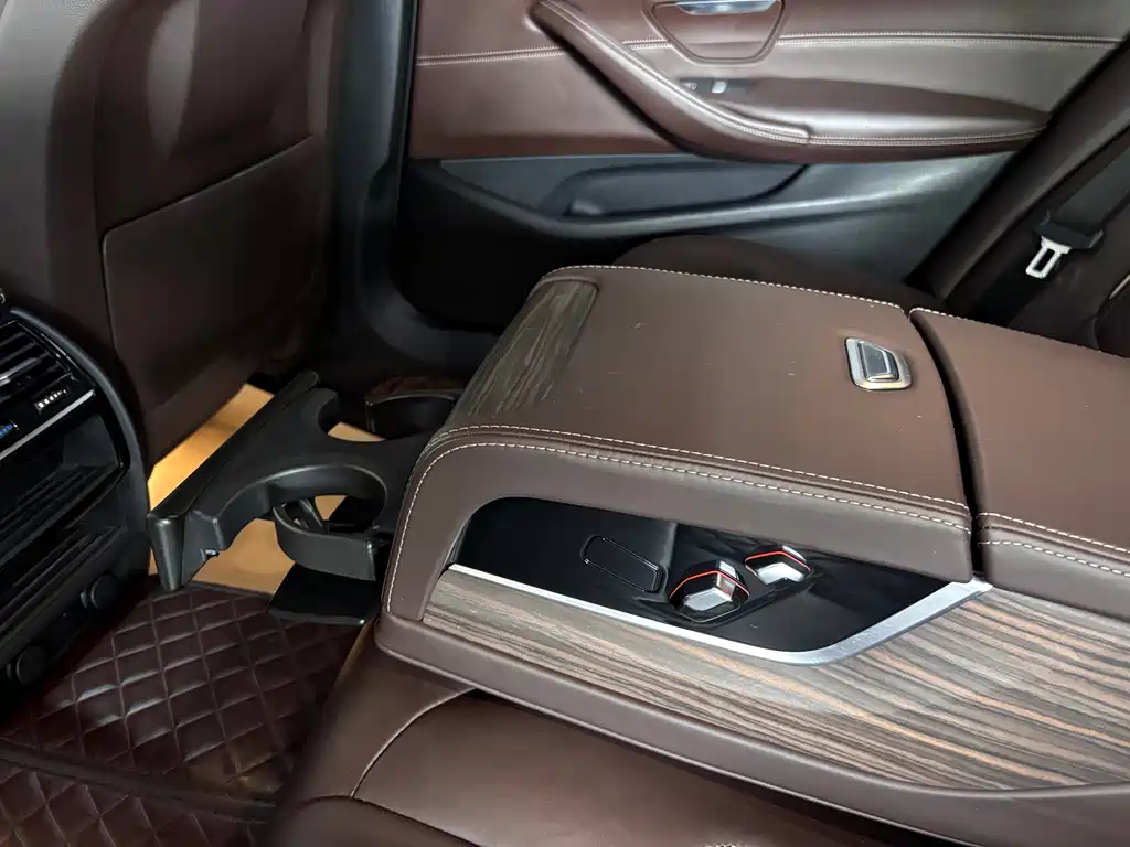 BMW 5 Series 2019 — фото 11