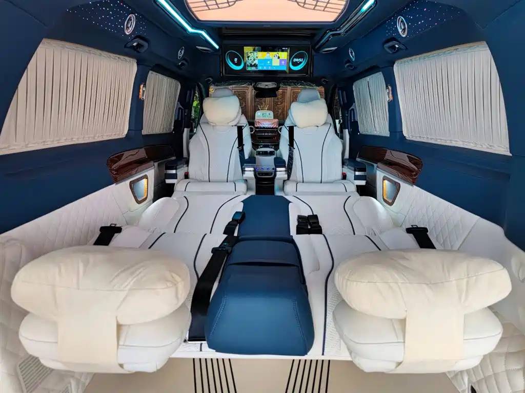 Mercedes-Benz V-Class 2023 — фото 11