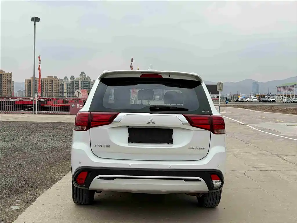 Mitsubishi Outlander 2021 — фото 5