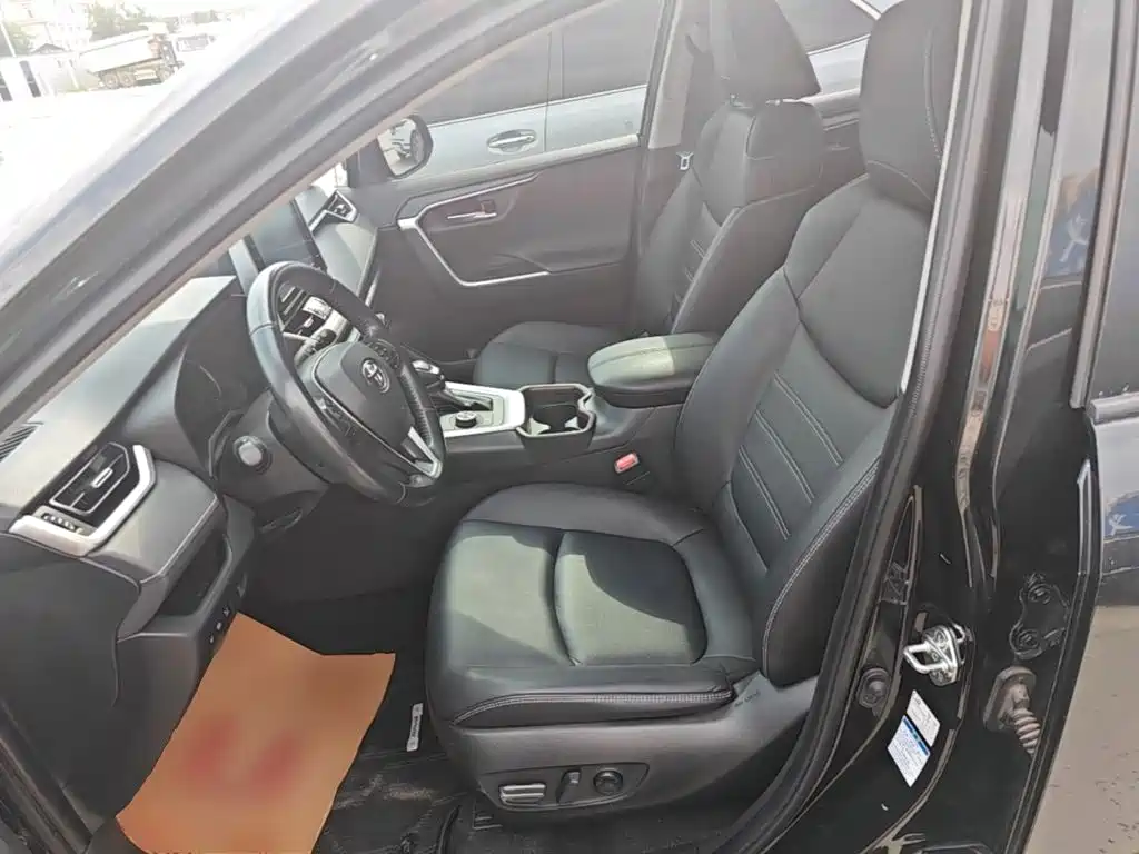 Toyota RAV4 2021 — фото 11