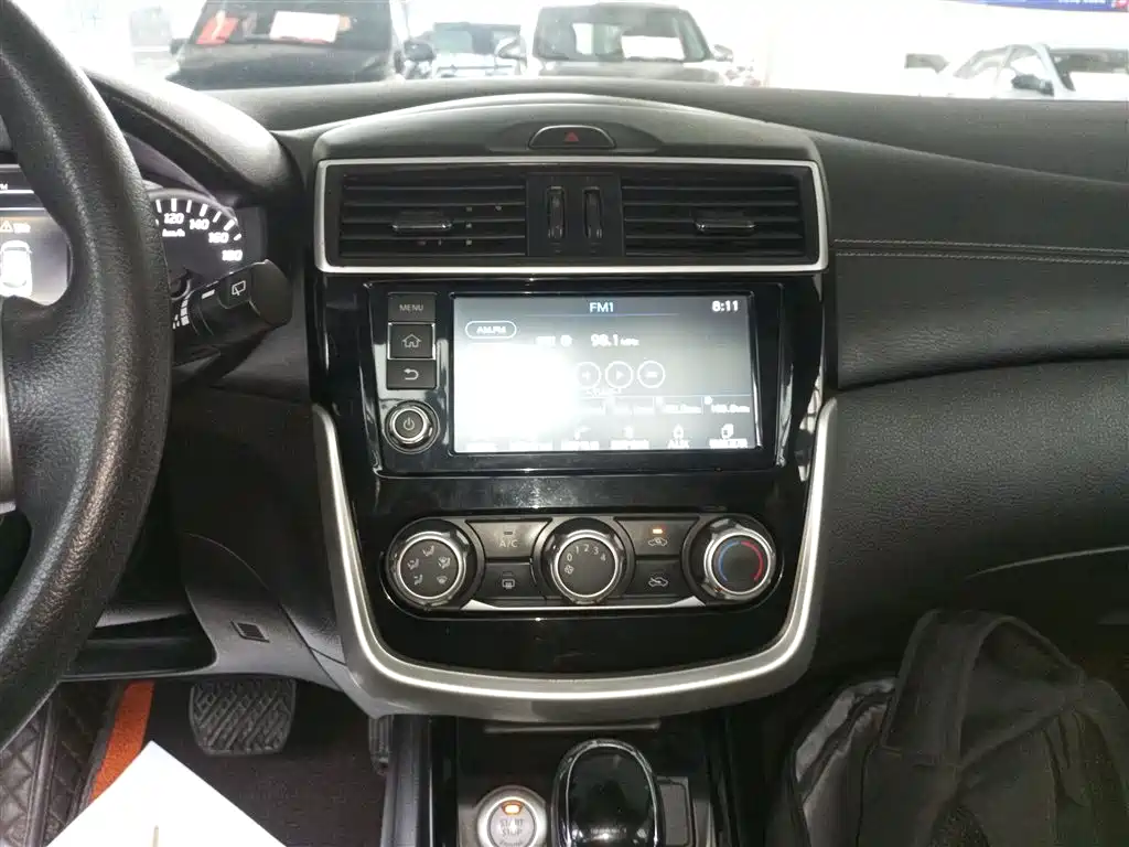 Nissan Tiida 2018 — фото 13