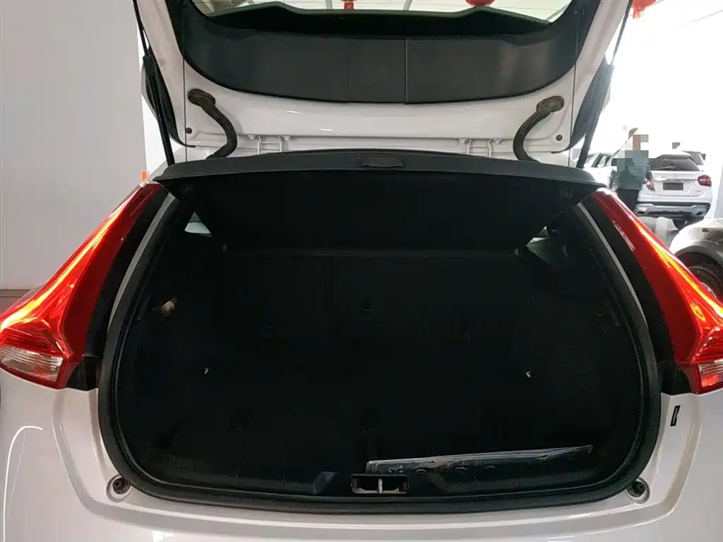 Volvo V40 2019 — фото 19