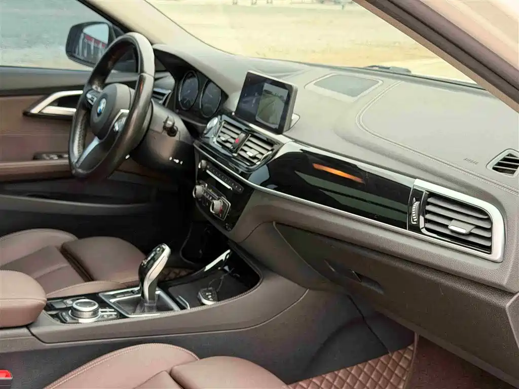 BMW 1 Series 2021 — фото 12