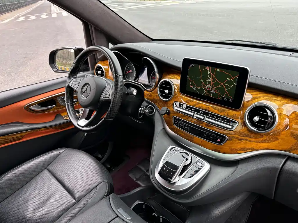 Mercedes-Benz V-Class 2017 — фото 14