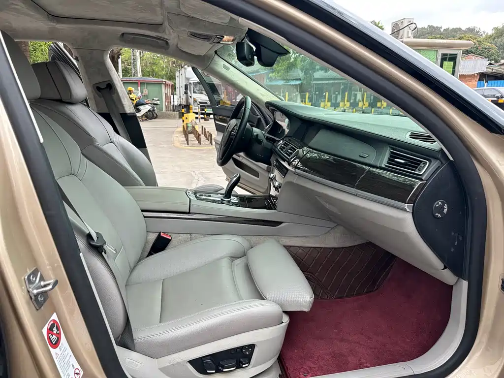 BMW 7 Series 2010 — фото 19