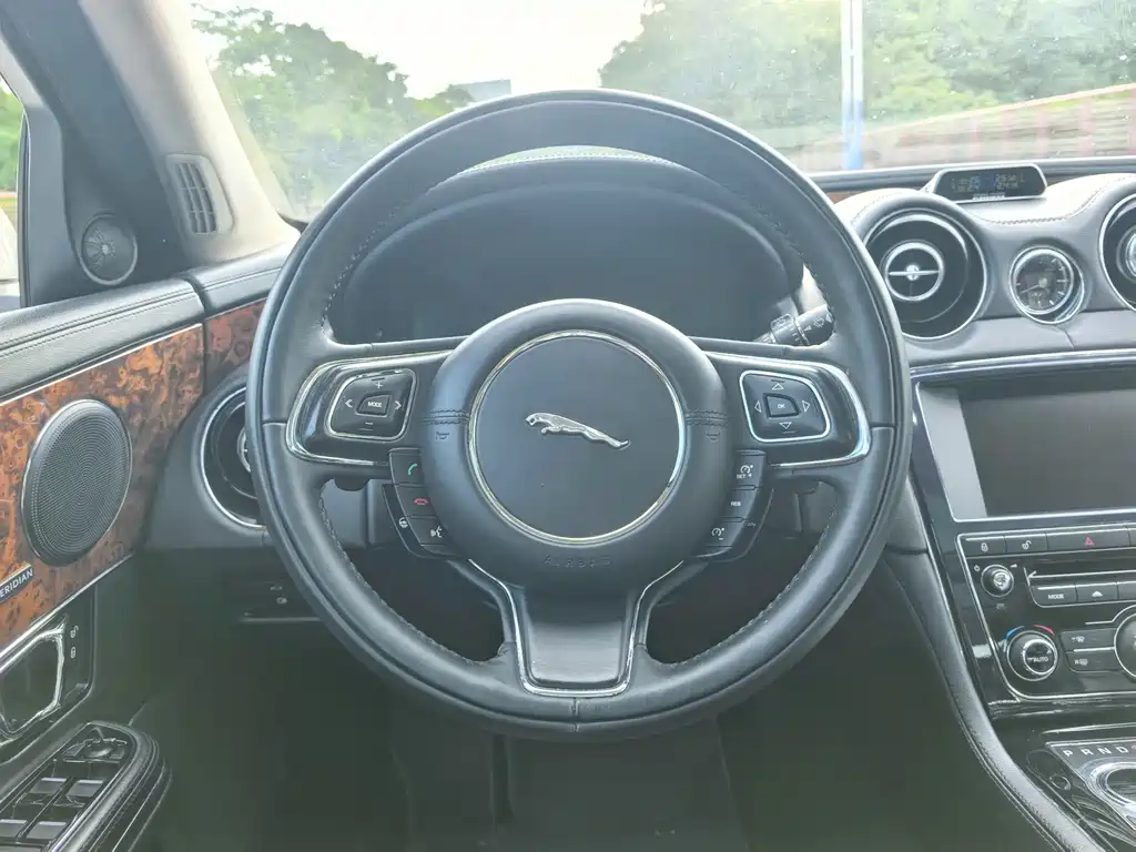 Jaguar XJ 2014 — фото 10