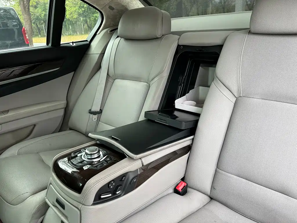 BMW 7 Series 2010 — фото 15