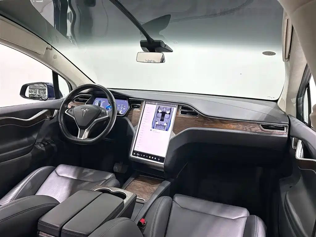 Tesla Model X 2018 — фото 17