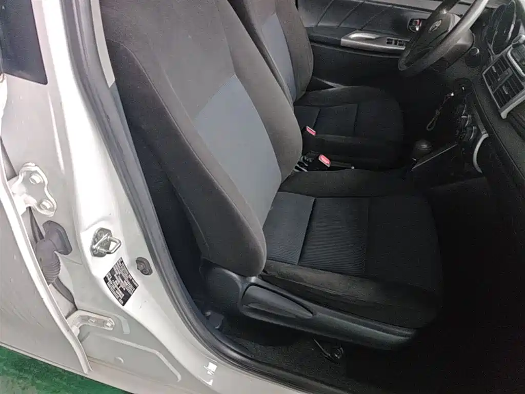 Toyota Yaris L 2015 — фото 25