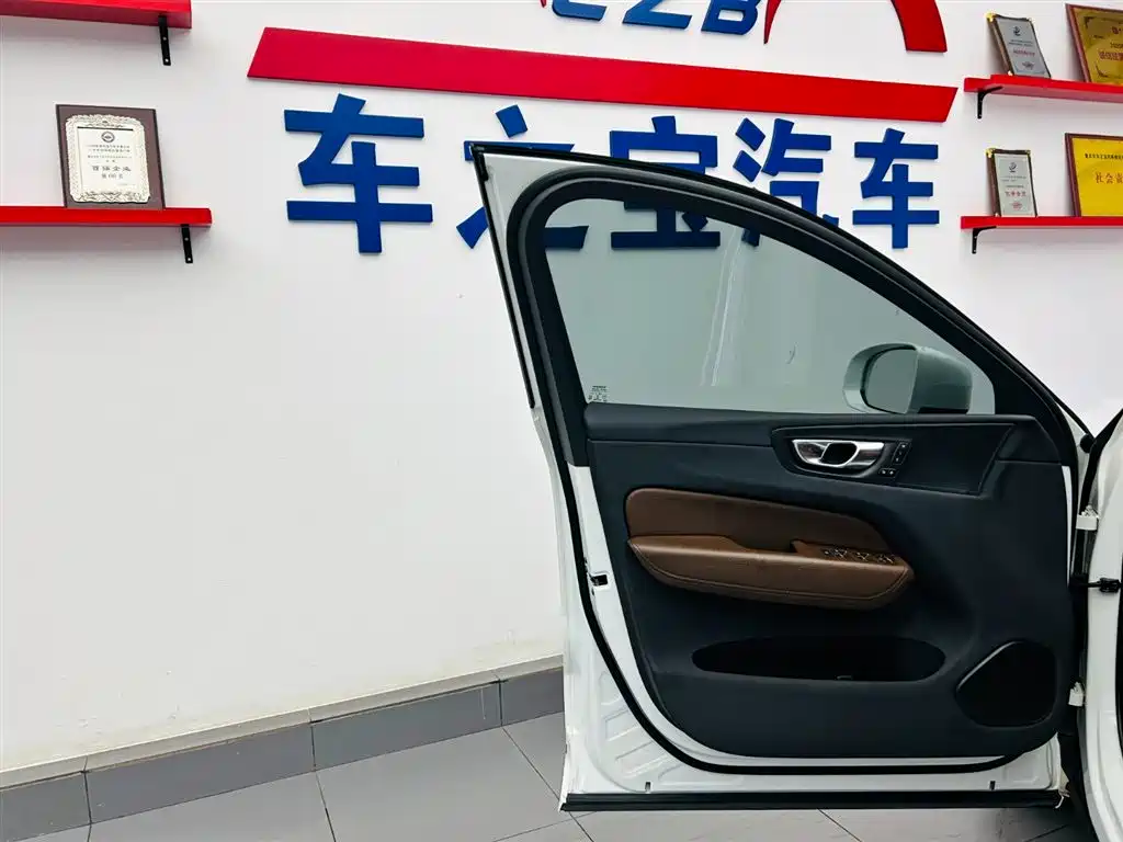 Volvo XC60 2021 — фото 21