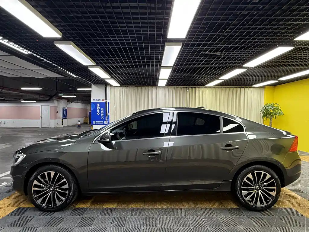 Volvo S60 2018 — фото 11