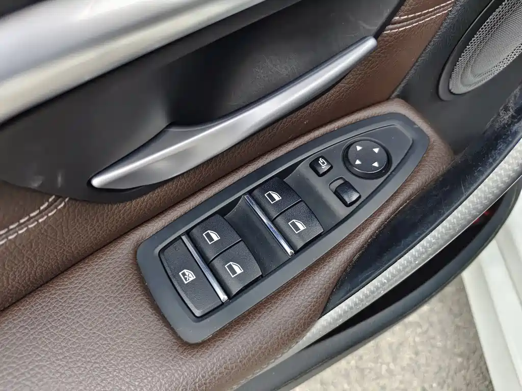 BMW 3 Series 2018 — фото 13