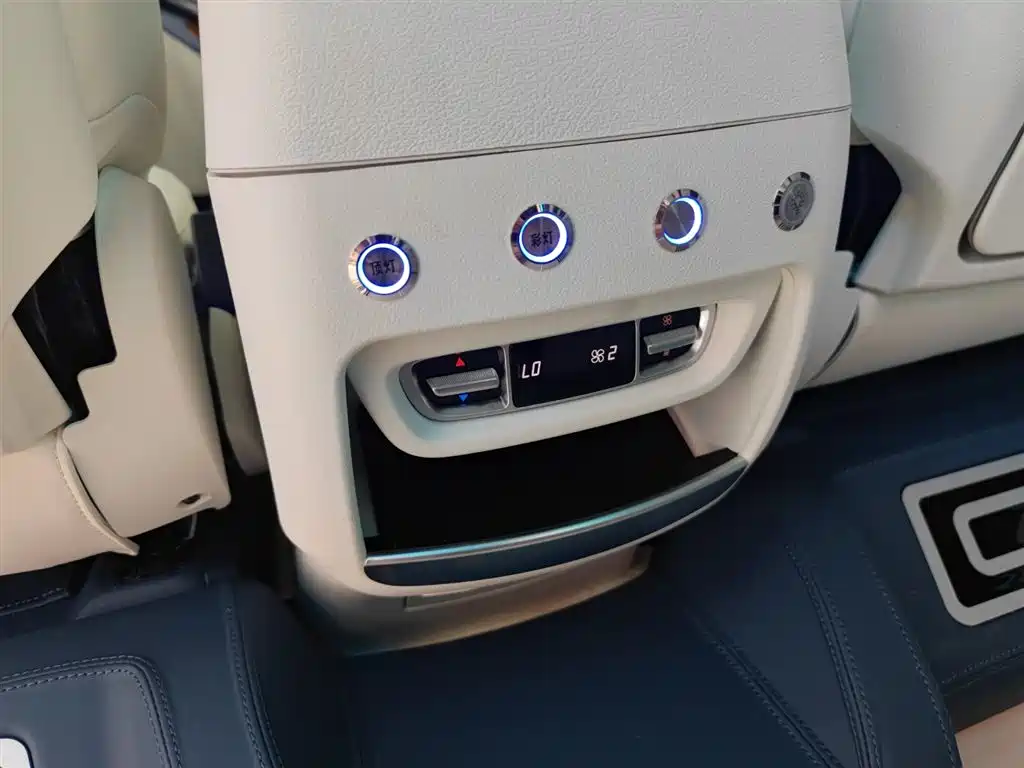 Mercedes-Benz V-Class 2023 — фото 19