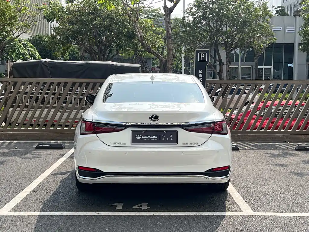 Lexus ES 2022 — фото 10