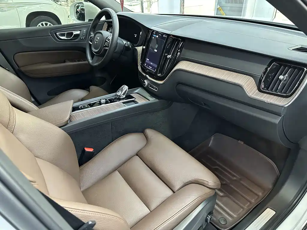 Volvo XC60 2022 — фото 12