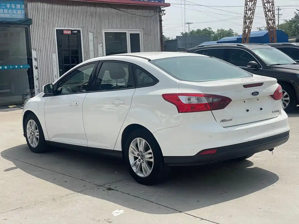 Ford Focus 2013 — фото 10