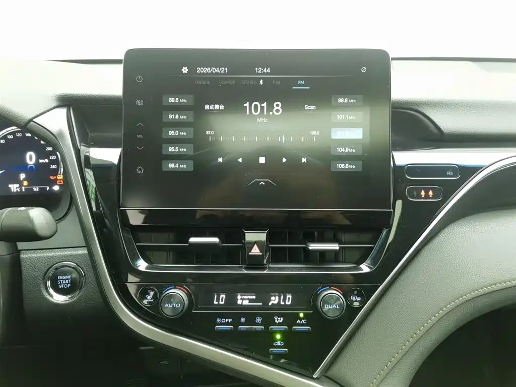 Toyota Camry 2022 — фото 12