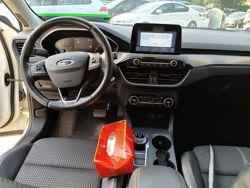 Ford Focus 2019 — фото 10