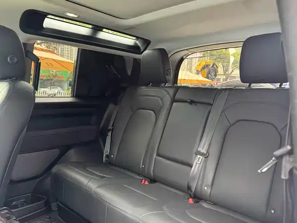 Land Rover Defender 2023