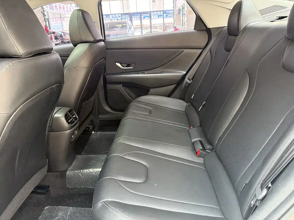 Hyundai Elantra 2023 — фото 10