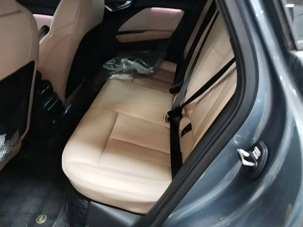 Audi Q4 e-tron 2025 — фото 17