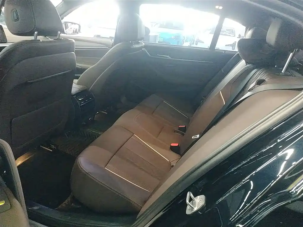 BMW 5 Series 2023 — фото 17