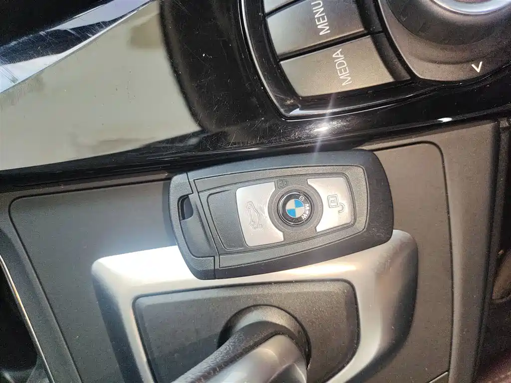 BMW 3 Series 2018 — фото 14