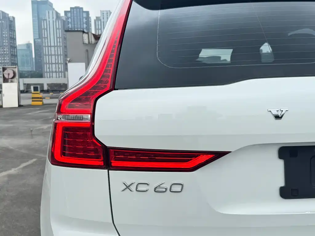 Volvo XC60 2018 — фото 16