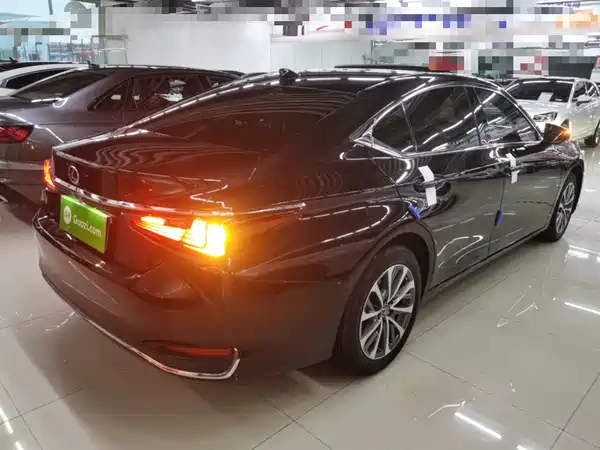 Lexus ES 2022