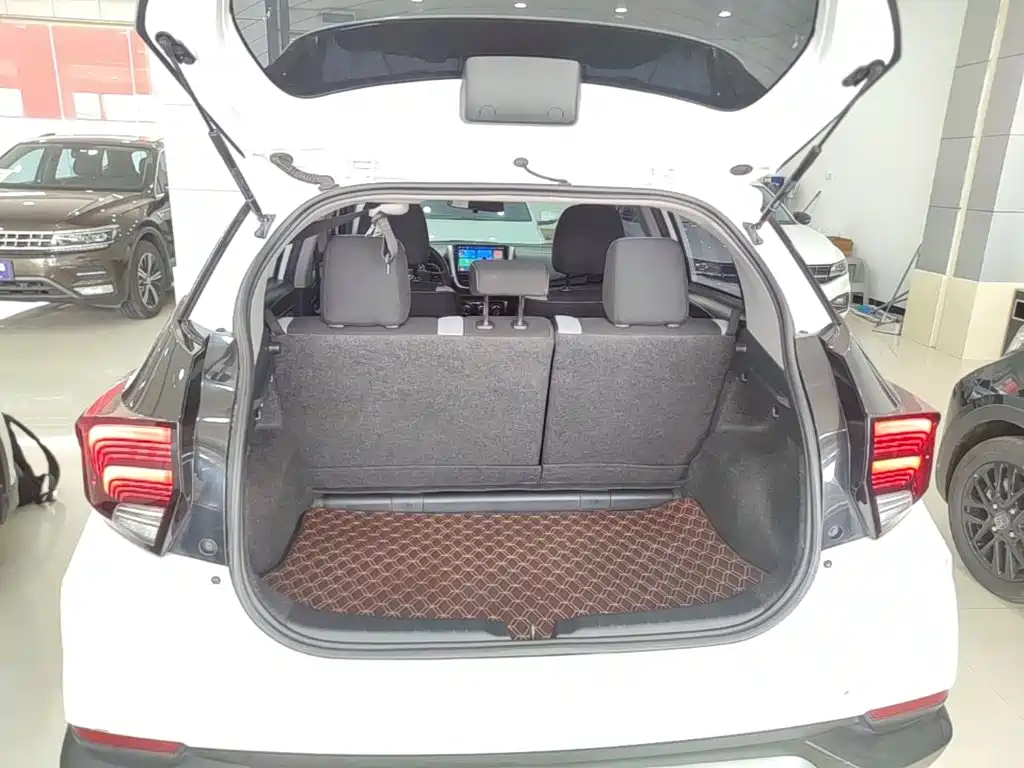 Toyota Yaris L 2023 — фото 19