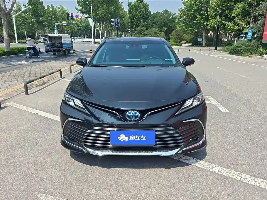 Toyota Camry 2023 — фото 2